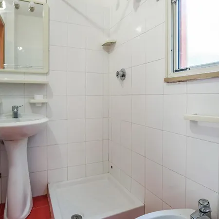 Beautiful Apartment In Capo Rizzuto דירה *