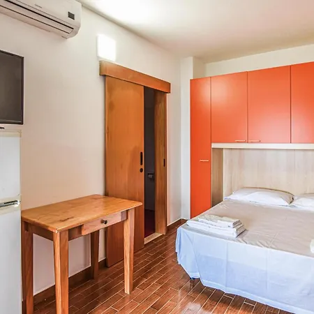 Beautiful Apartment In Capo Rizzuto דירה *